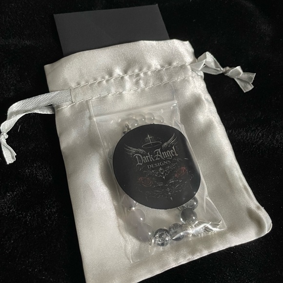 Fallen angel 🪽🖤🩶 - Picture 2 of 3